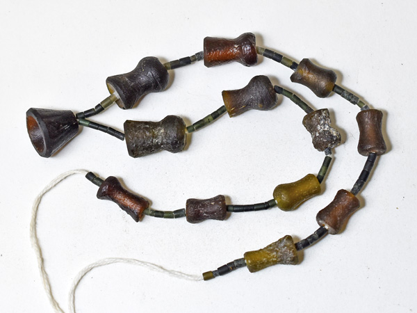 奇麗に銀化したフラット・ローマン・ガラス・ビーズとモザイク・ビーズ