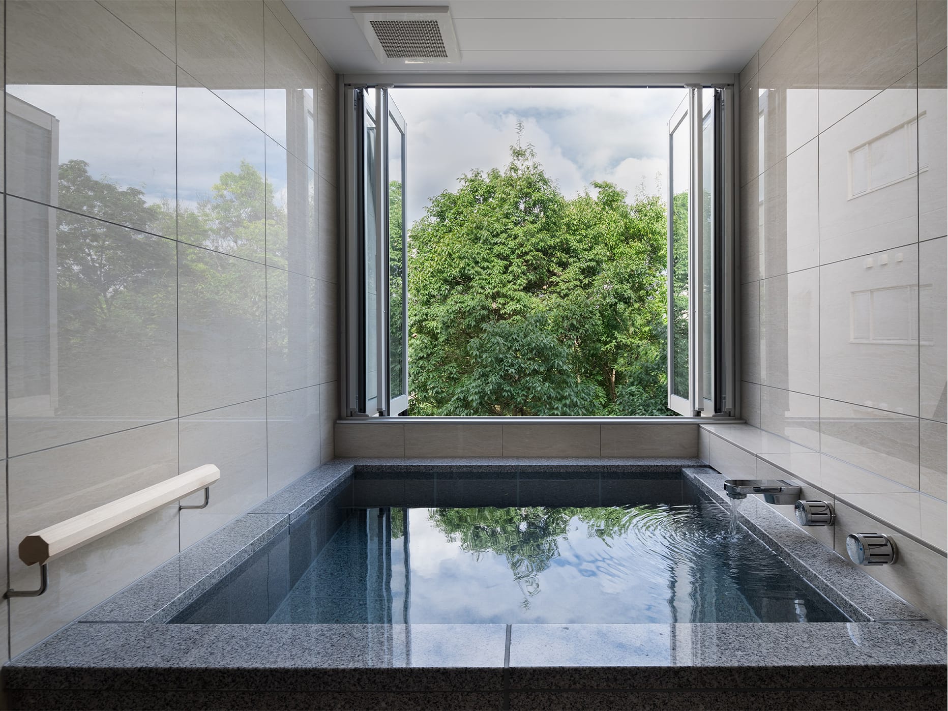 緑に抱かれる露天風呂付デラックス60㎡和洋室E（御影石露天風呂