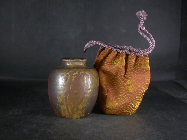 備前焼 登窯 備前焼ベテラン作家 奥本 健一 四方桟盛蓋共箱付き黄ゴマ