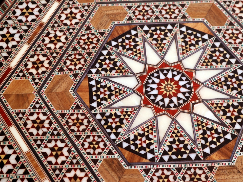 k527r121 彫刻細工が美しいサイドテーブル 木製 オリエンタルな雰囲気