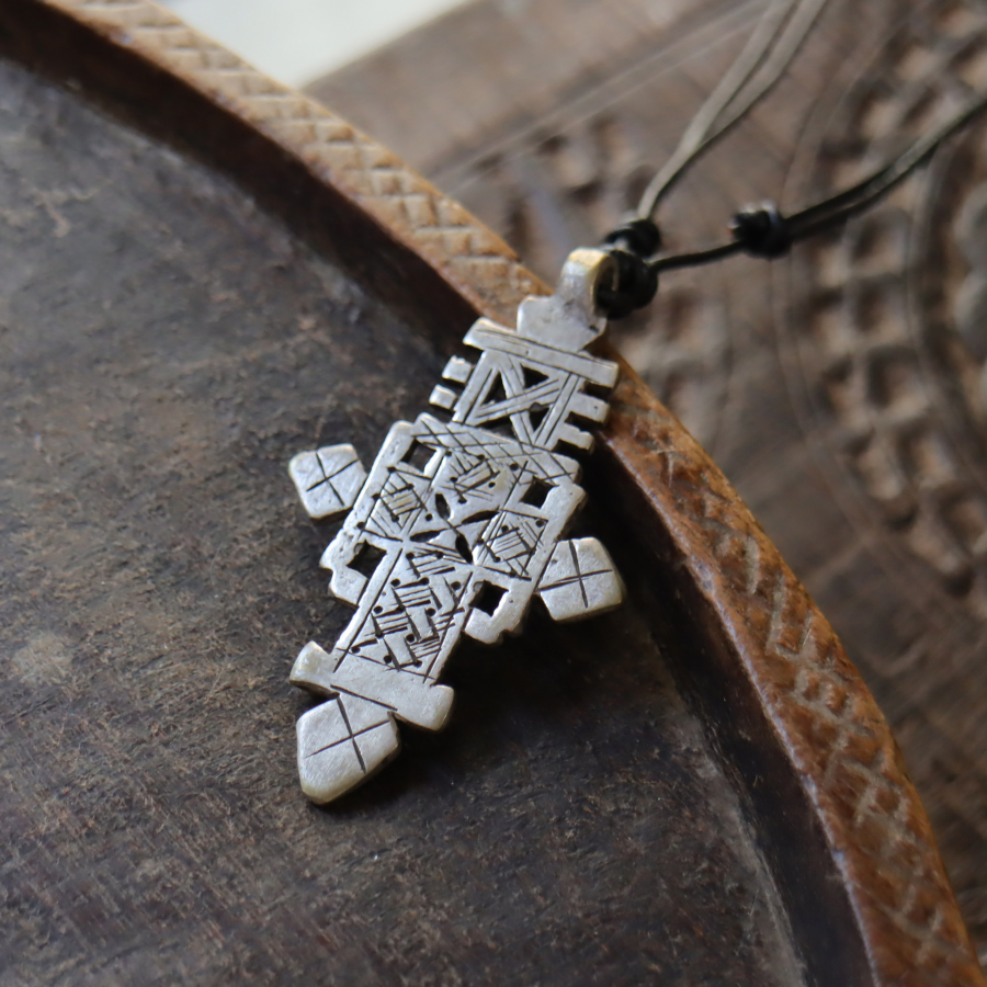 エチオピアンクロス 皮ひもペンダント 【現品お届け】 ハンドメイド