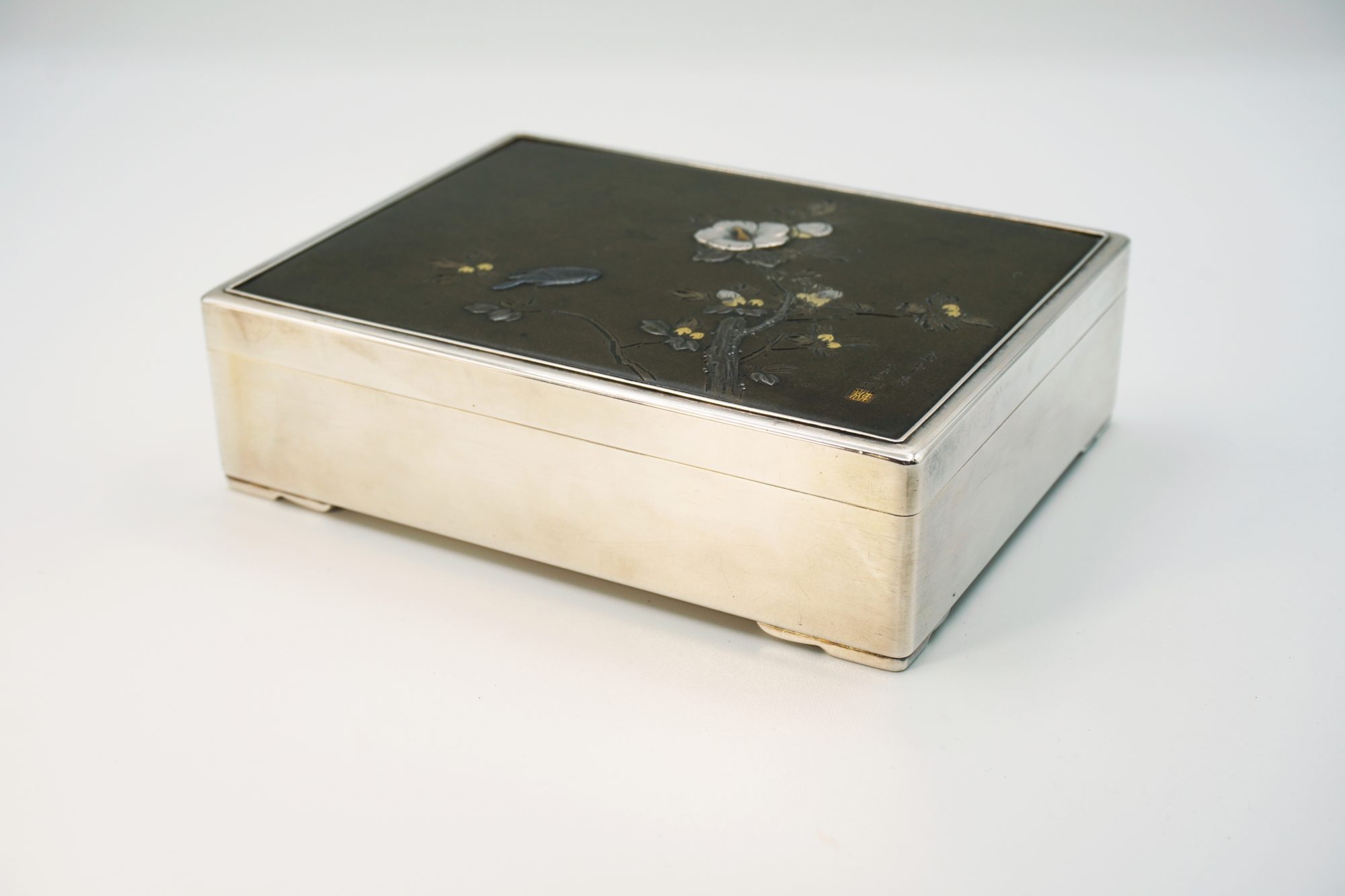 湯川芳山 銀・四分一象嵌 花鳥図箱 | 明治工芸・明治金工の販売専門店