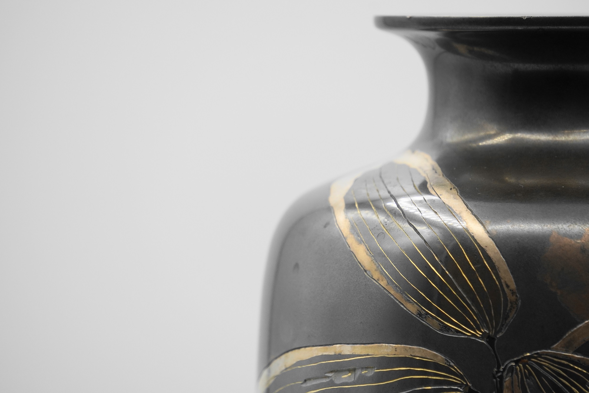 在銘 四分一地象嵌 笹に鶺鴒（せきれい）図花瓶 | 明治工芸・明治金工