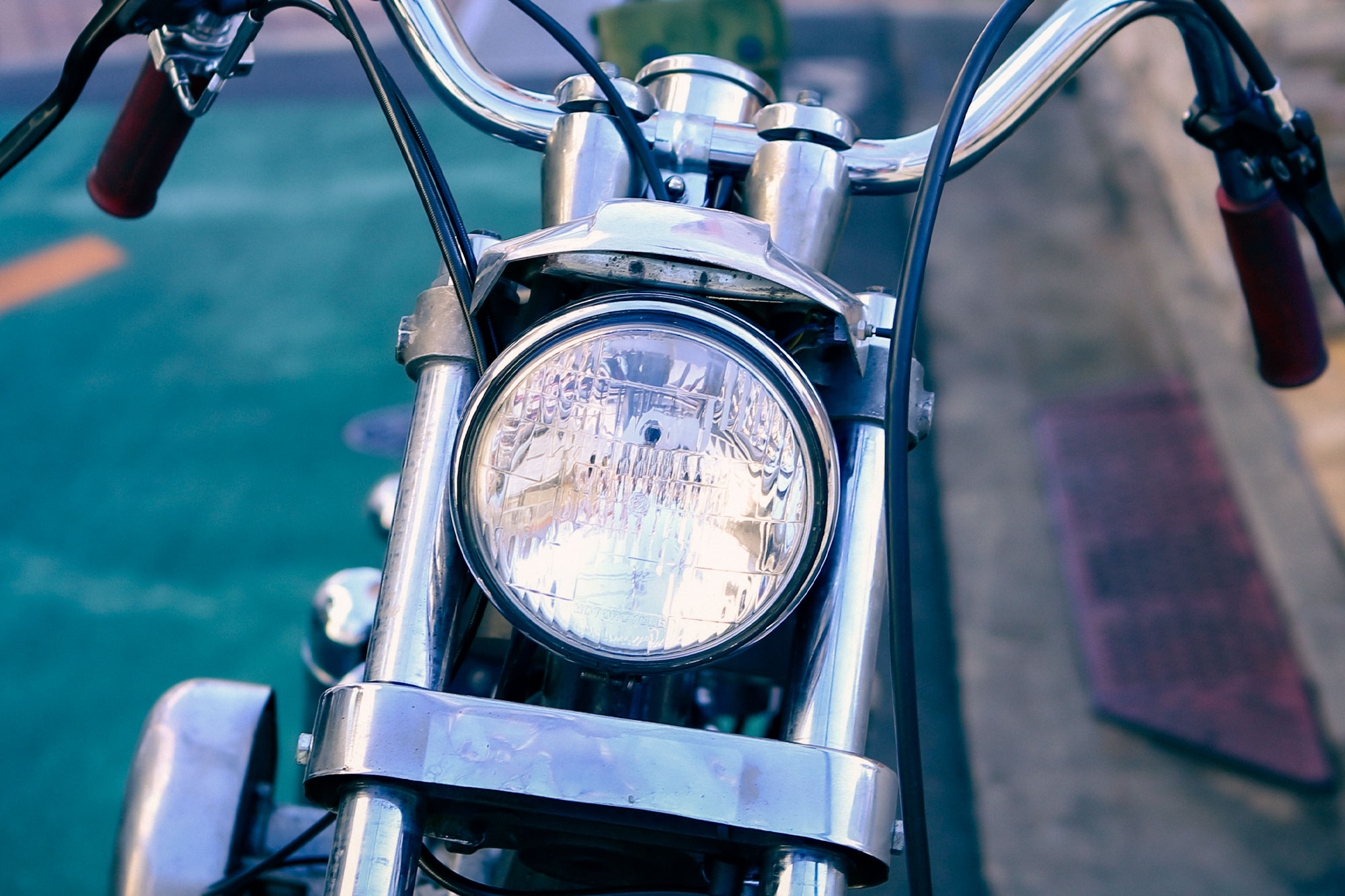 振動や飛石で割れでも諦めるな！ヘッドライトユニットに交換しよう