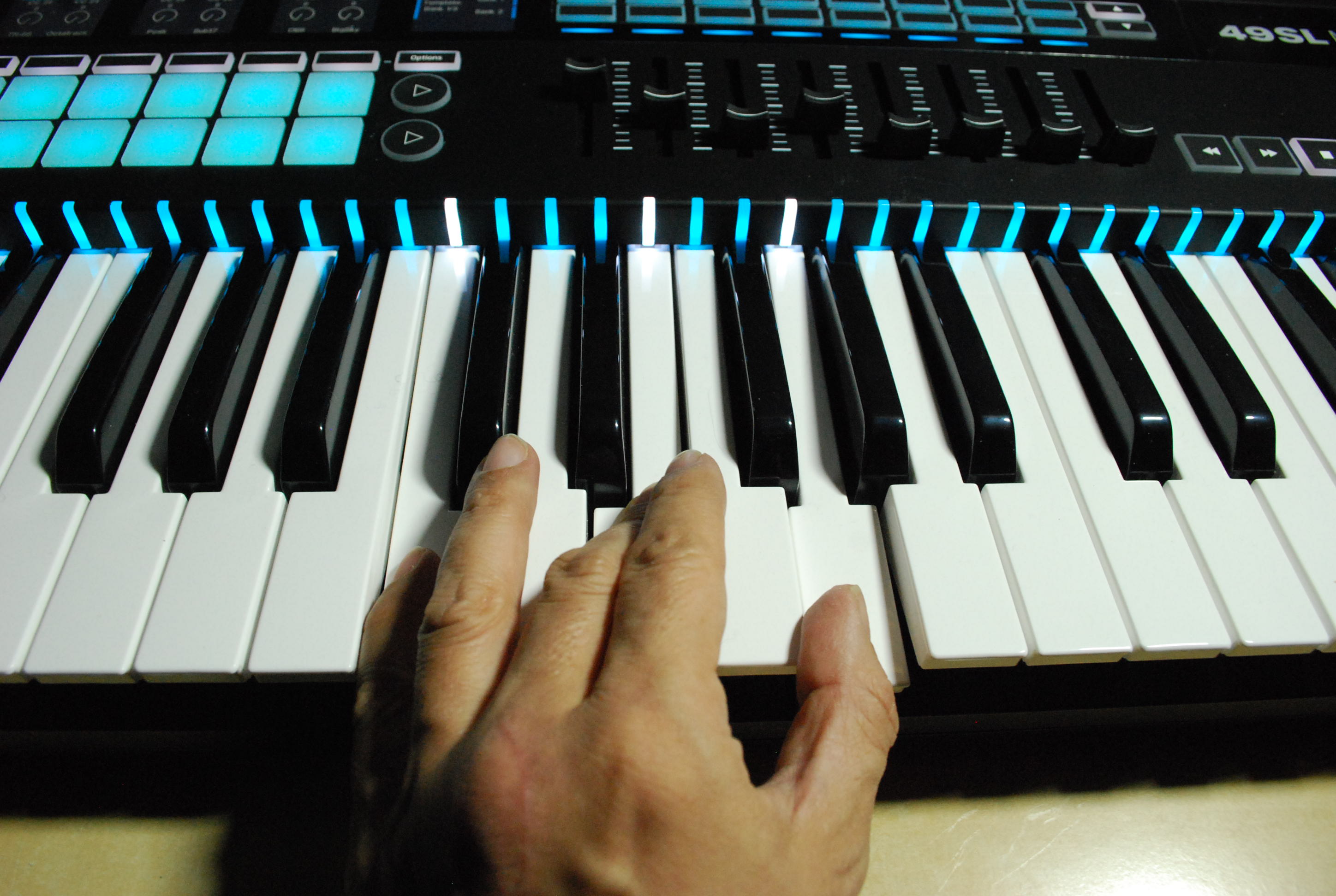 シーケンサ内蔵でフィジコンとしてもCV/GATEにも対応する超多機能な