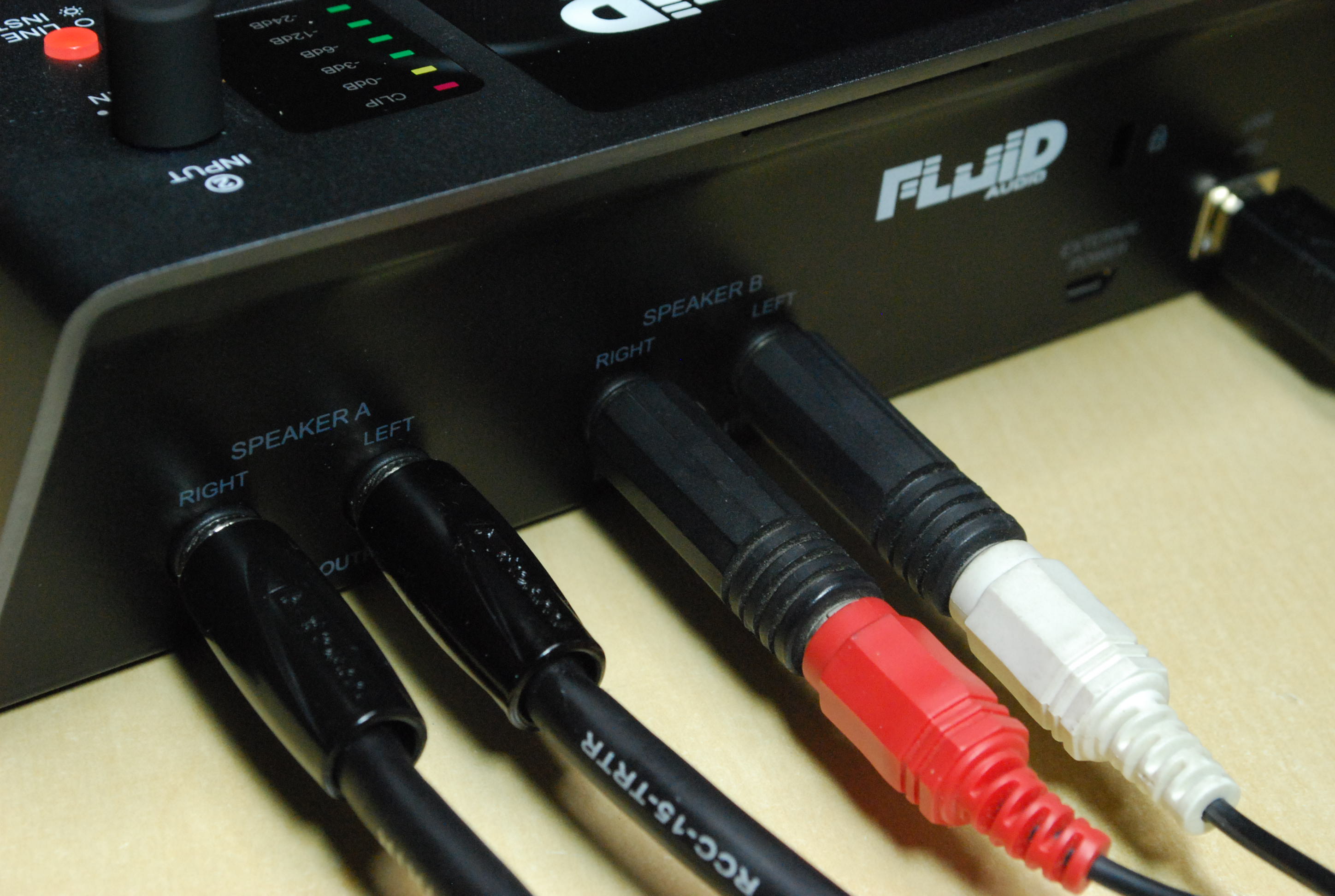 2つのスピーカーを切り替えて聴き比べられるモニタリングに特化した