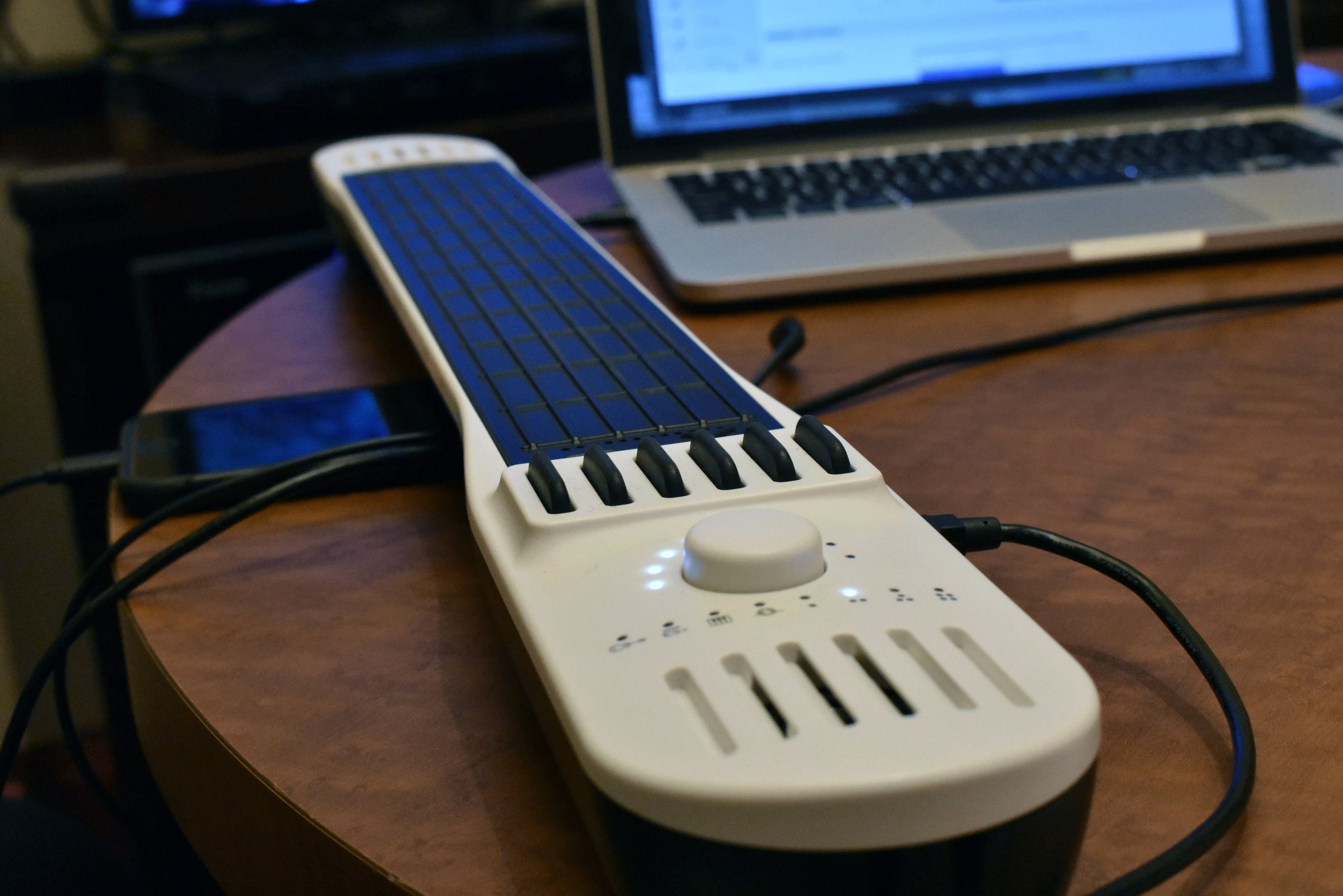 ギター、バイオリン、ピアノやドラムも演奏できる万能なMIDIギター