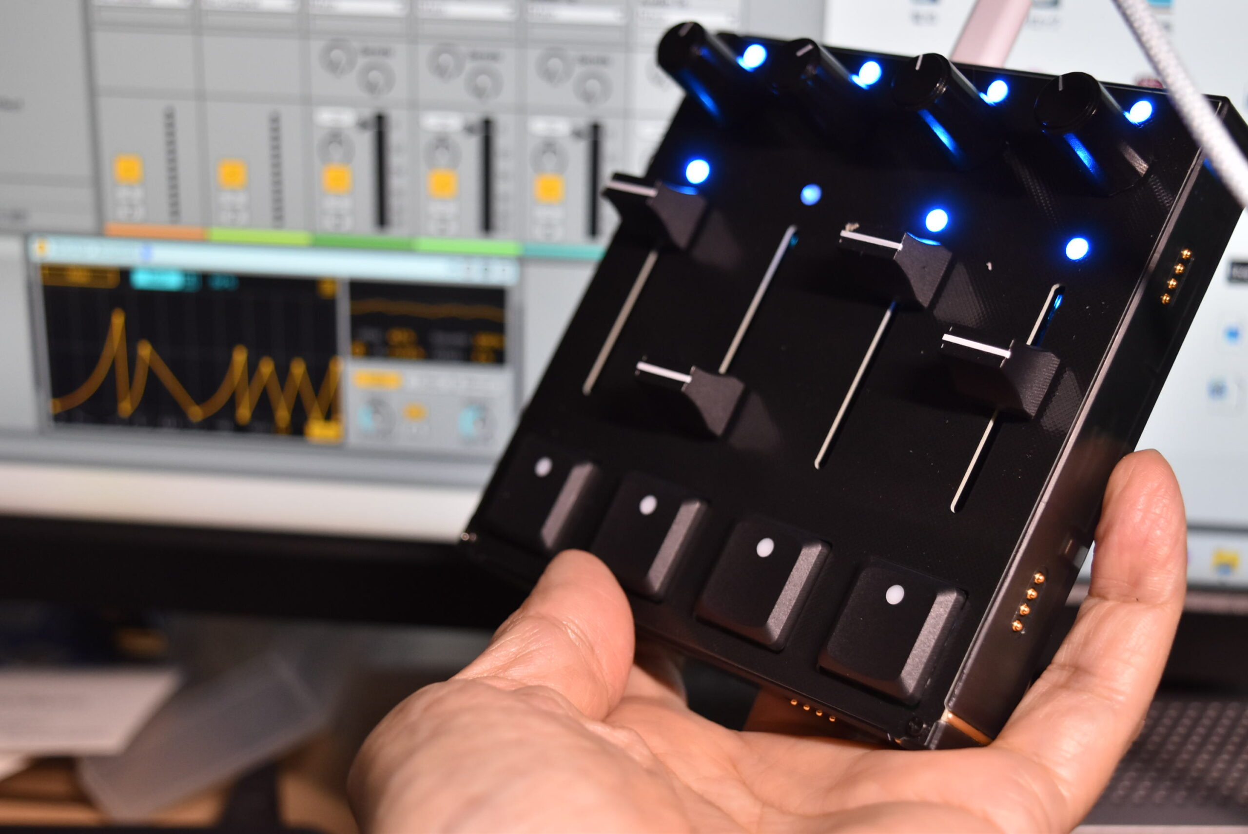 磁石で自在に拡張する新世代MIDIコントローラー、Intech Studio「Grid