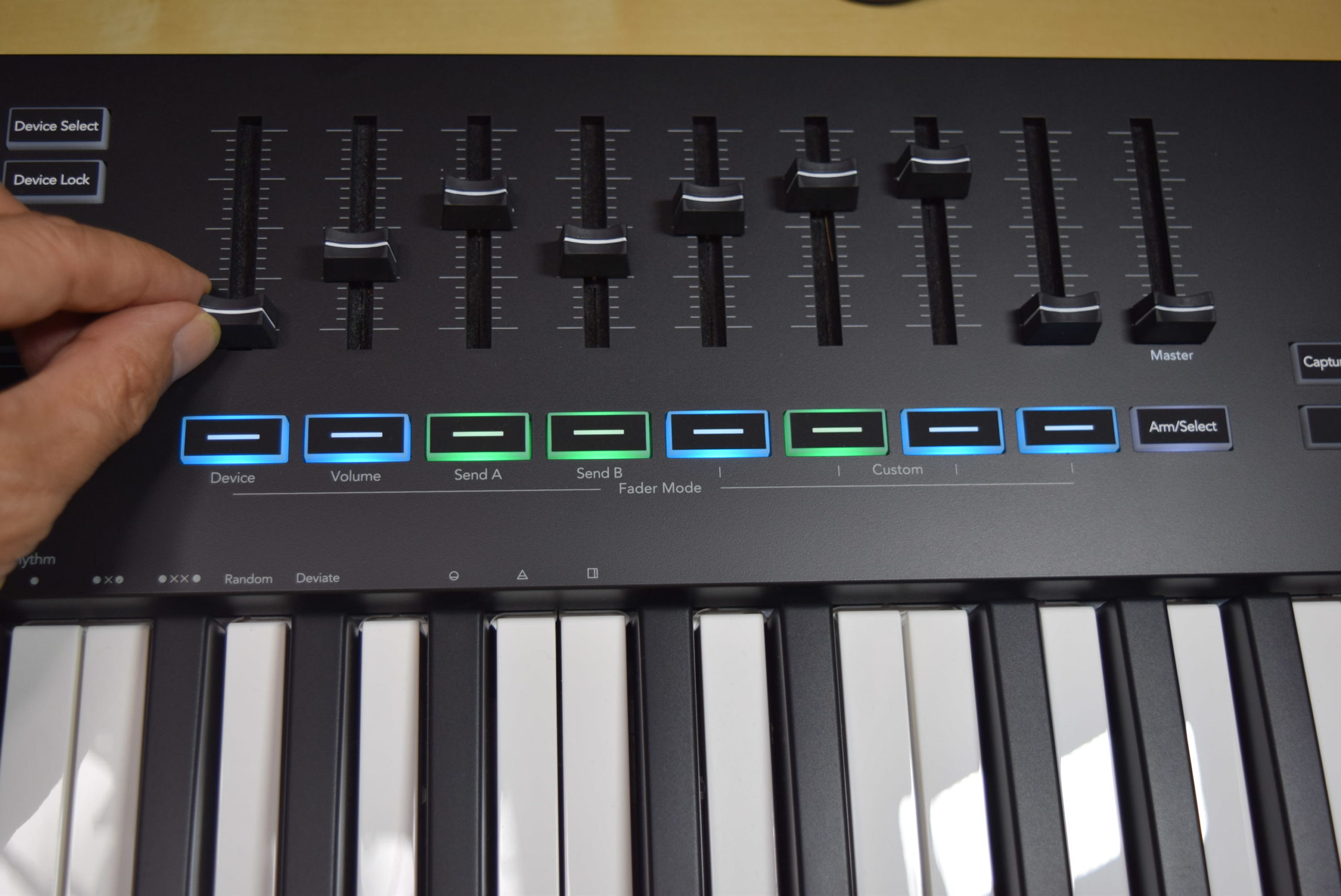 DAW操作を超絶快適にするNovationのコントローラー搭載MIDIキーボード