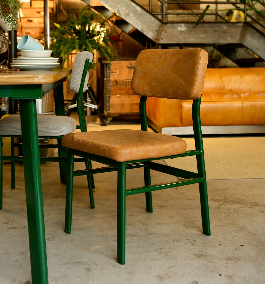 ⑦北欧レトロ マルニ木工 木製椅子 鋲打ちダイニングチェア ロビー