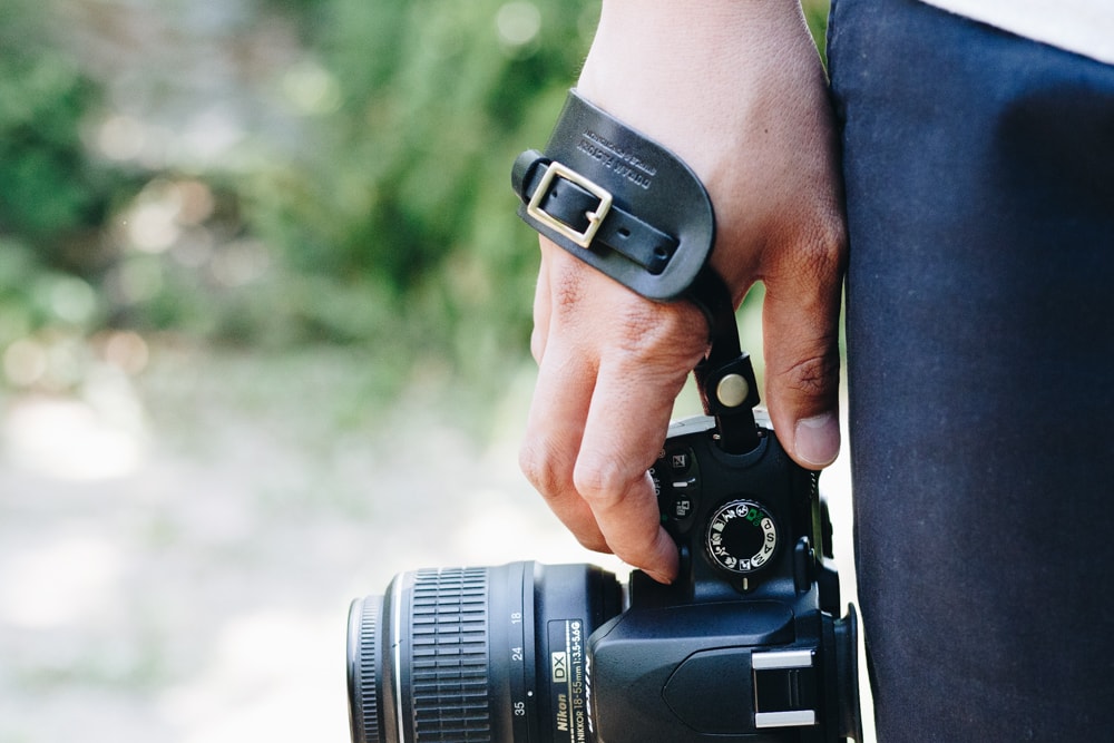 手をカメラに縛り付けないカメラハンドストラップ | ハンドメイド革