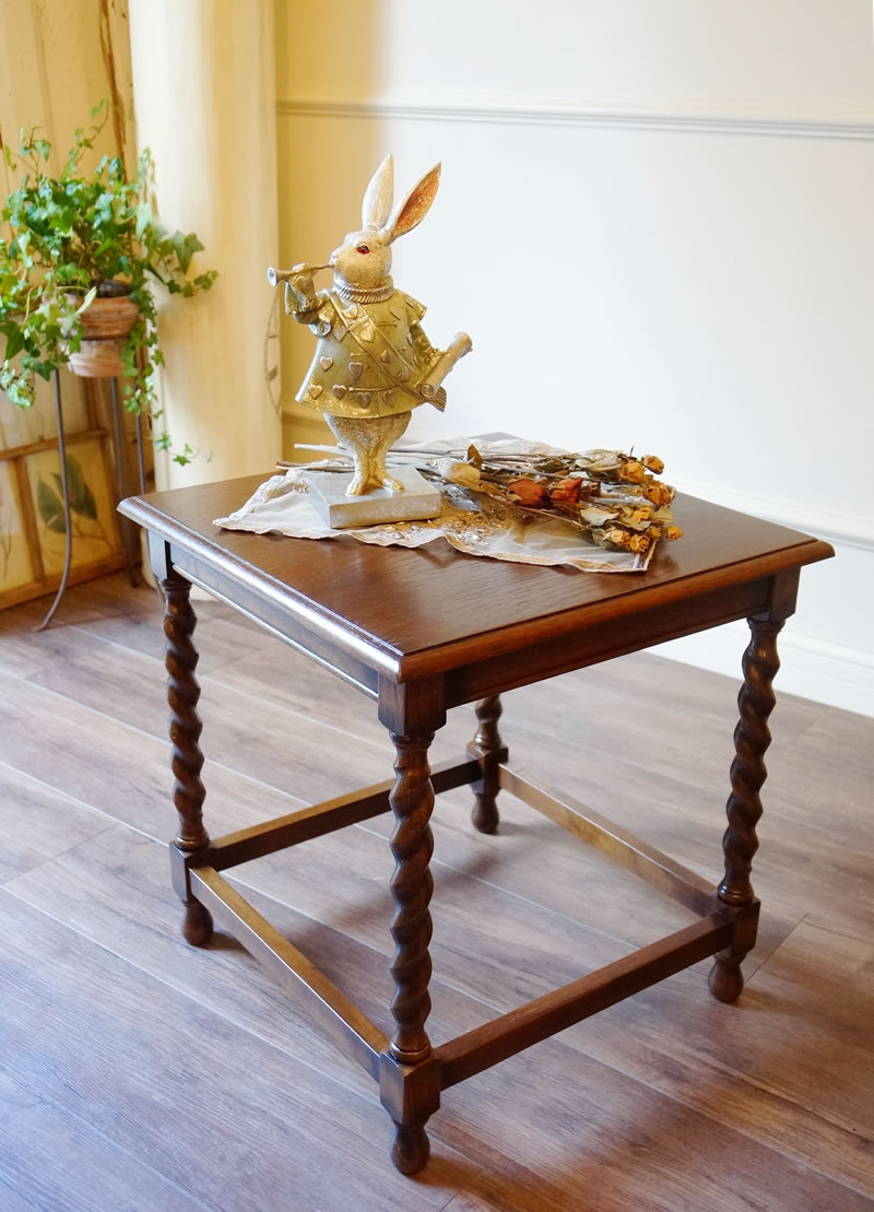 アンティーク家具（リプロダクト家具）サイドテーブル 花台 ランプ