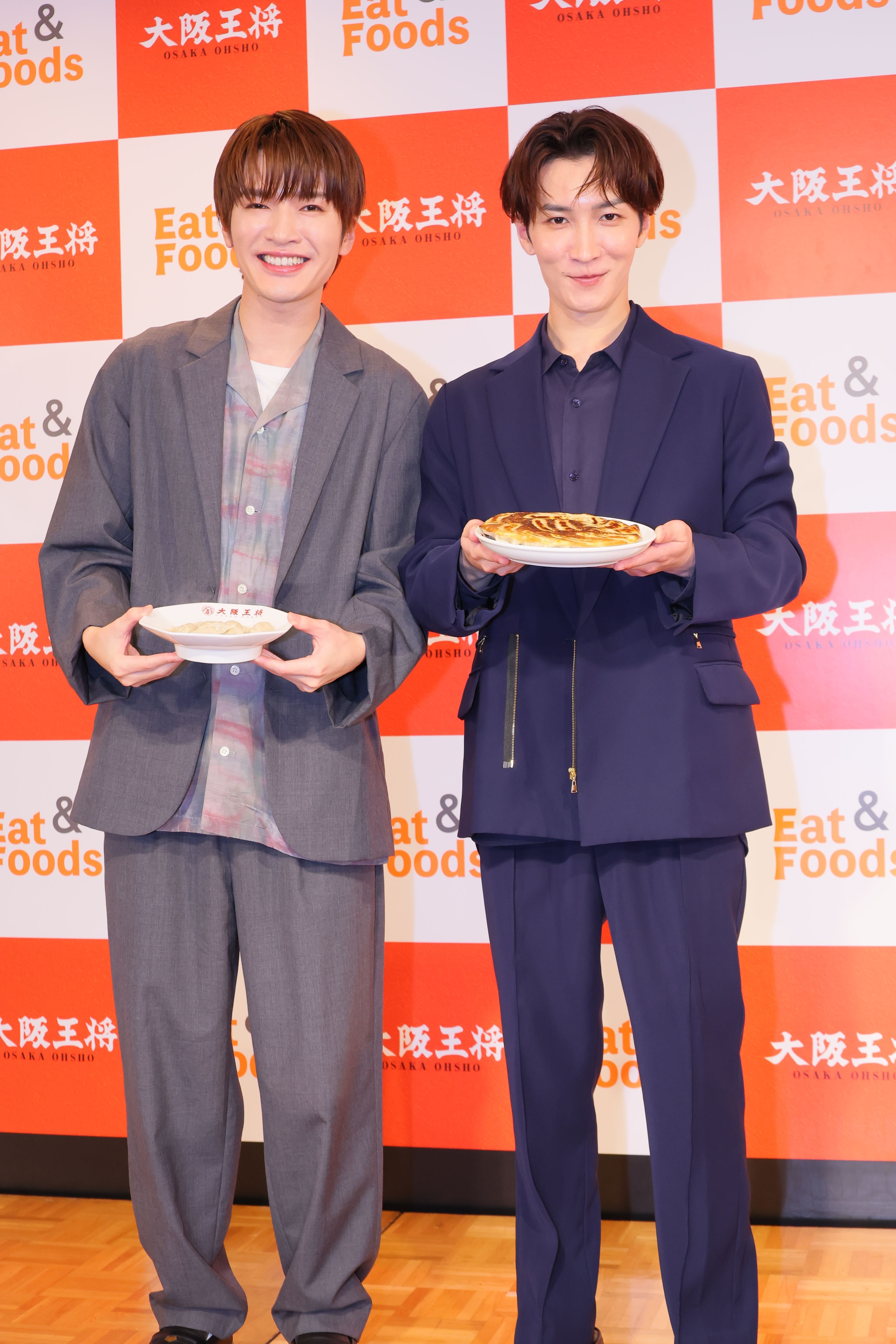 深澤辰哉さん・渡辺翔太さん(Snow Man) 大阪王将冷凍餃子シリーズの新
