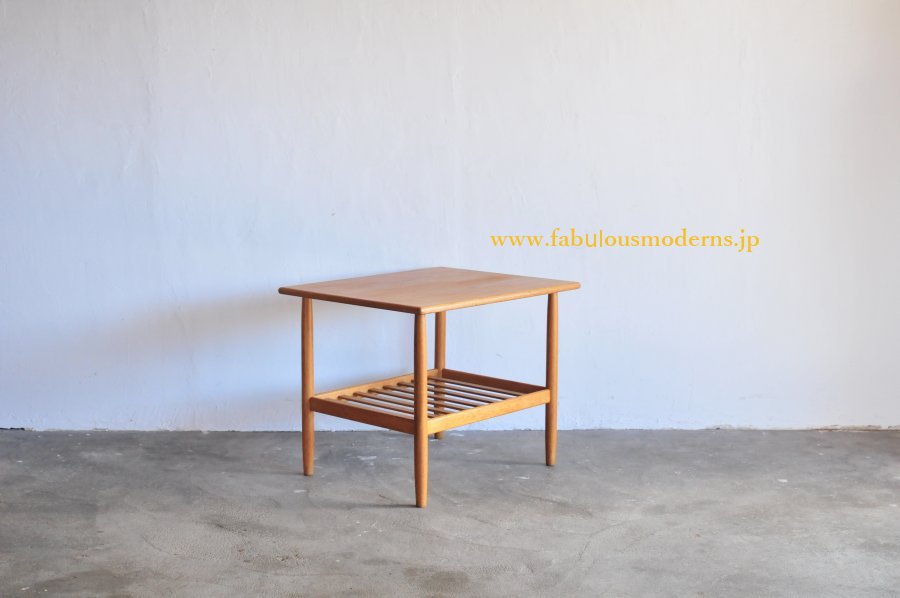 モブラー社製 北欧ヴィンテージ オークサイドテーブル アイヴァン・A
