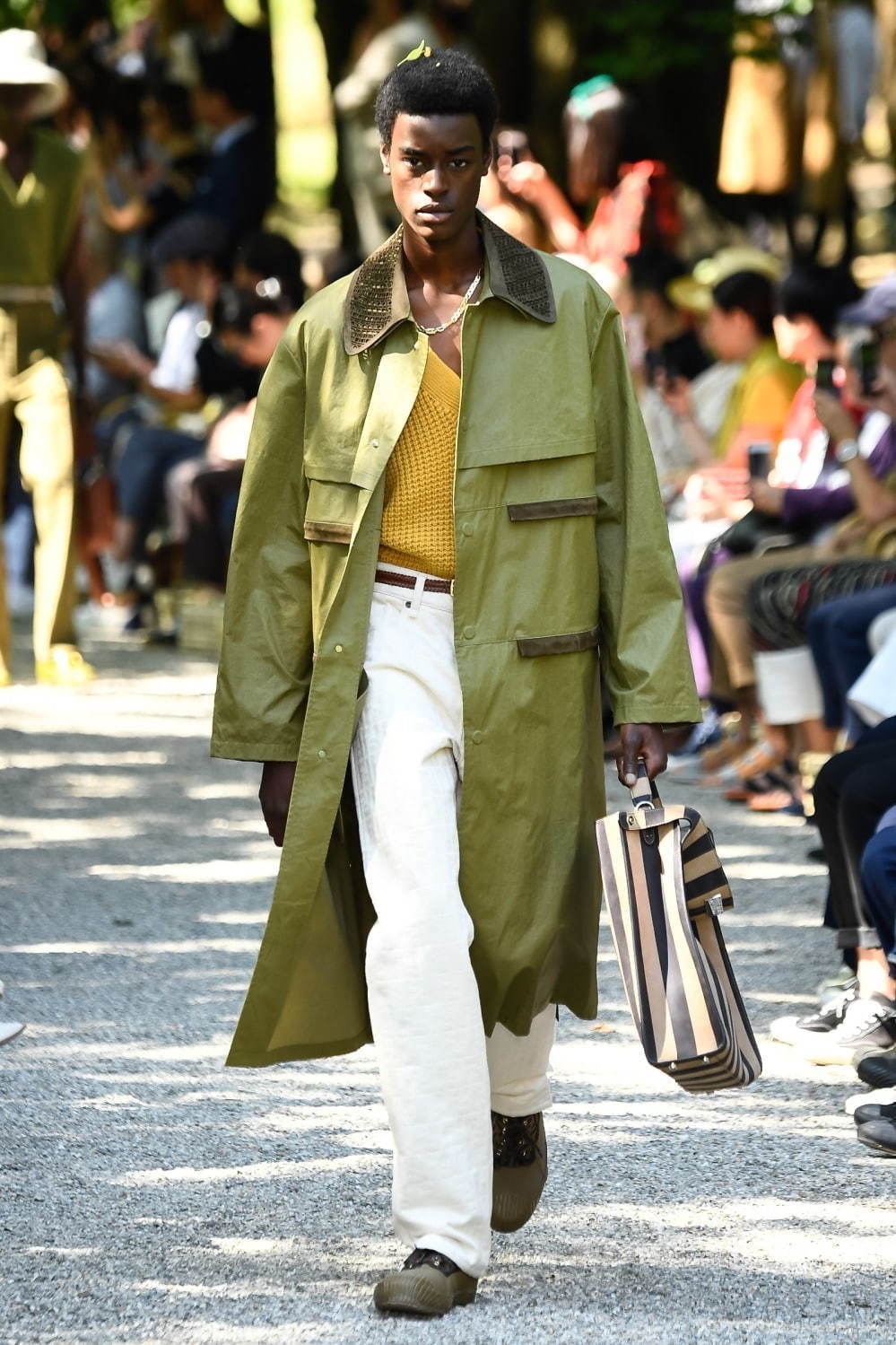 カーキアウターのおすすめメンズ春コーデ、人気ブランドコートの