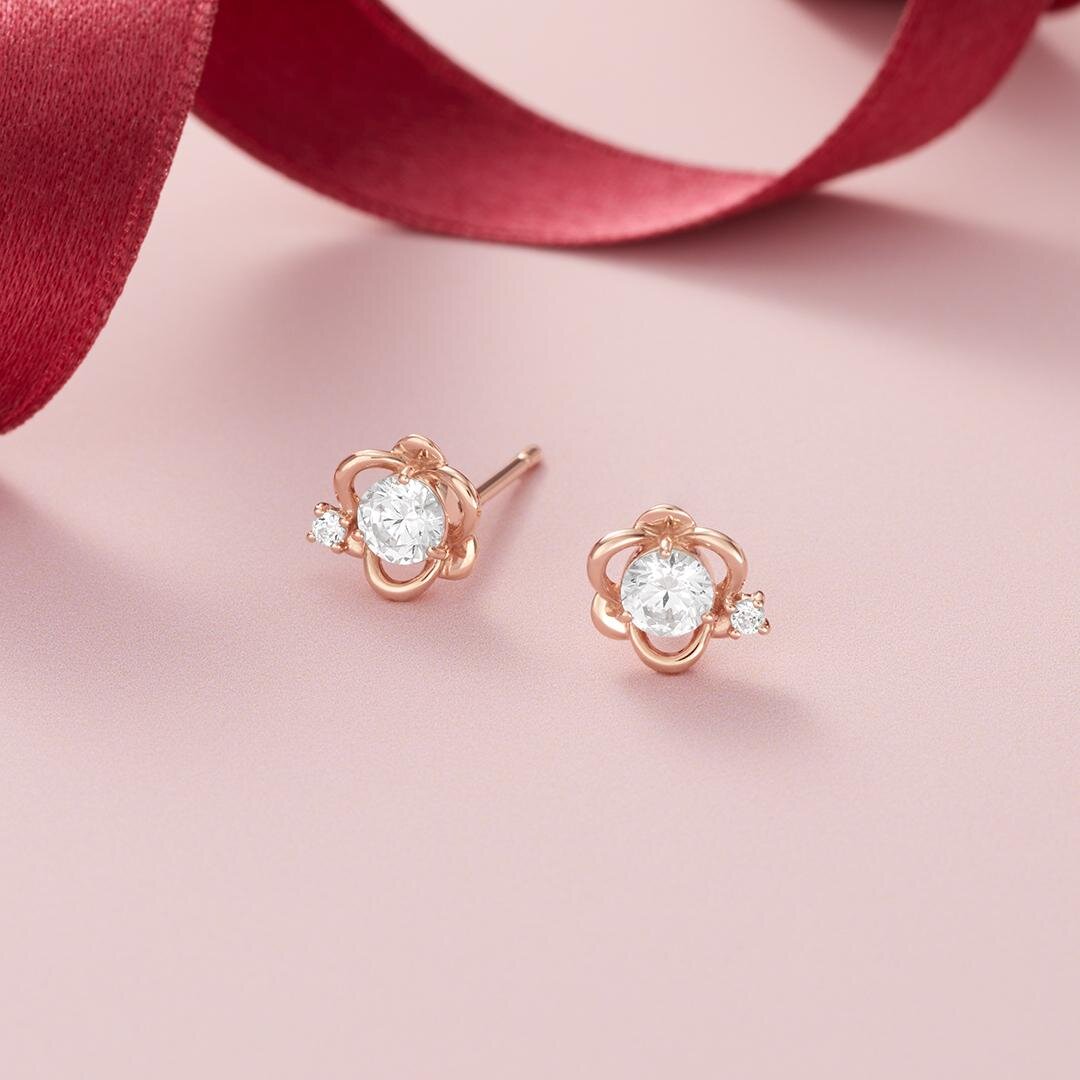 カナル 4℃の25年クリスマスジュエリー、“花型リボン”のネックレスや