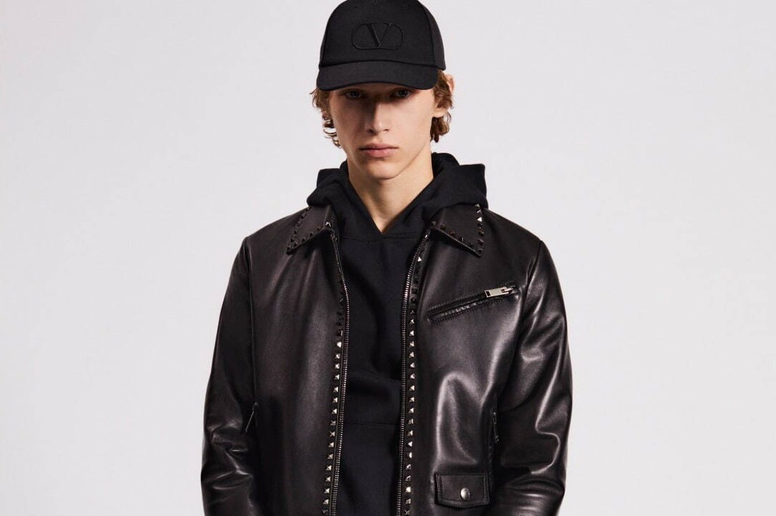 ヴァレンティノ新作メンズウェア、“オールブラック×スタッズ”の