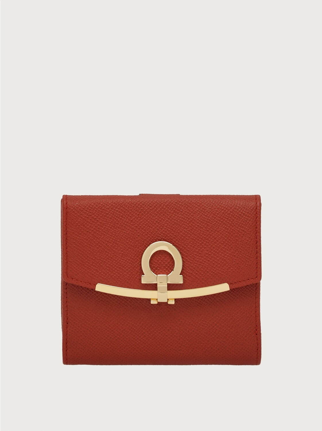 フェラガモのウィメンズ財布、“ハート型”ガンチーニ＆真っ赤なレザーの