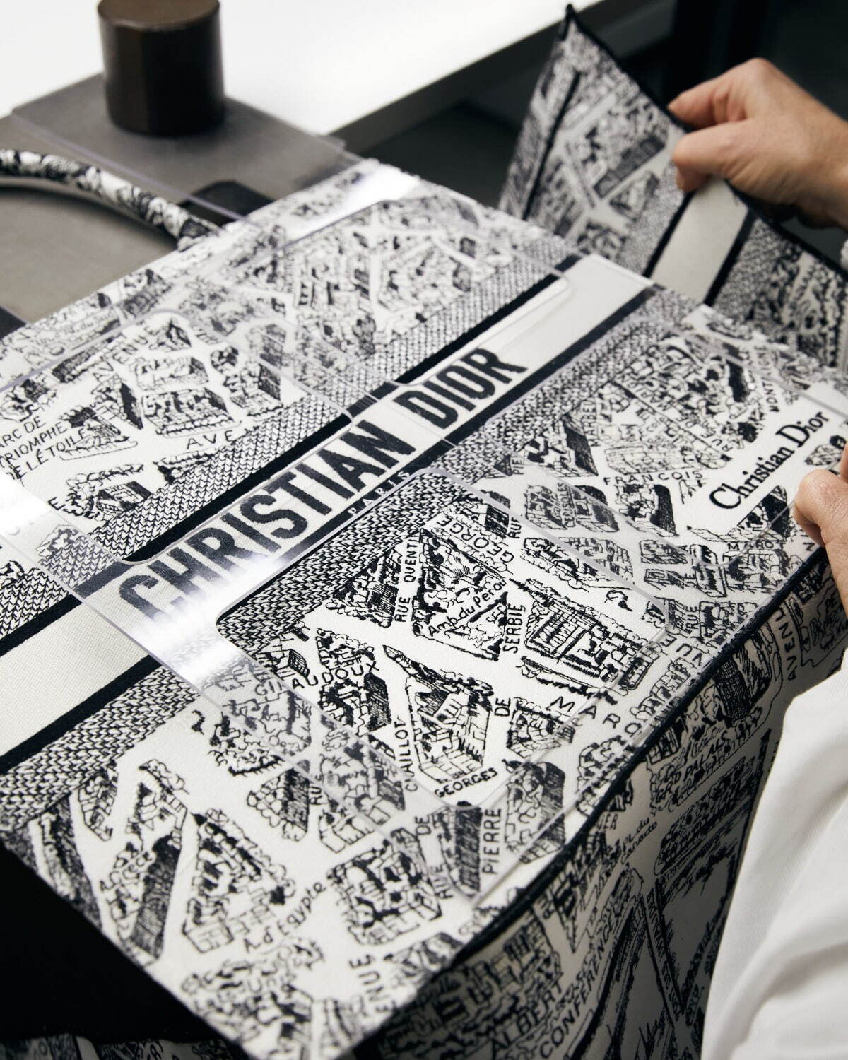 ディオール新作「プラン ドゥ パリ」“パリの街並み”描く「ディオール