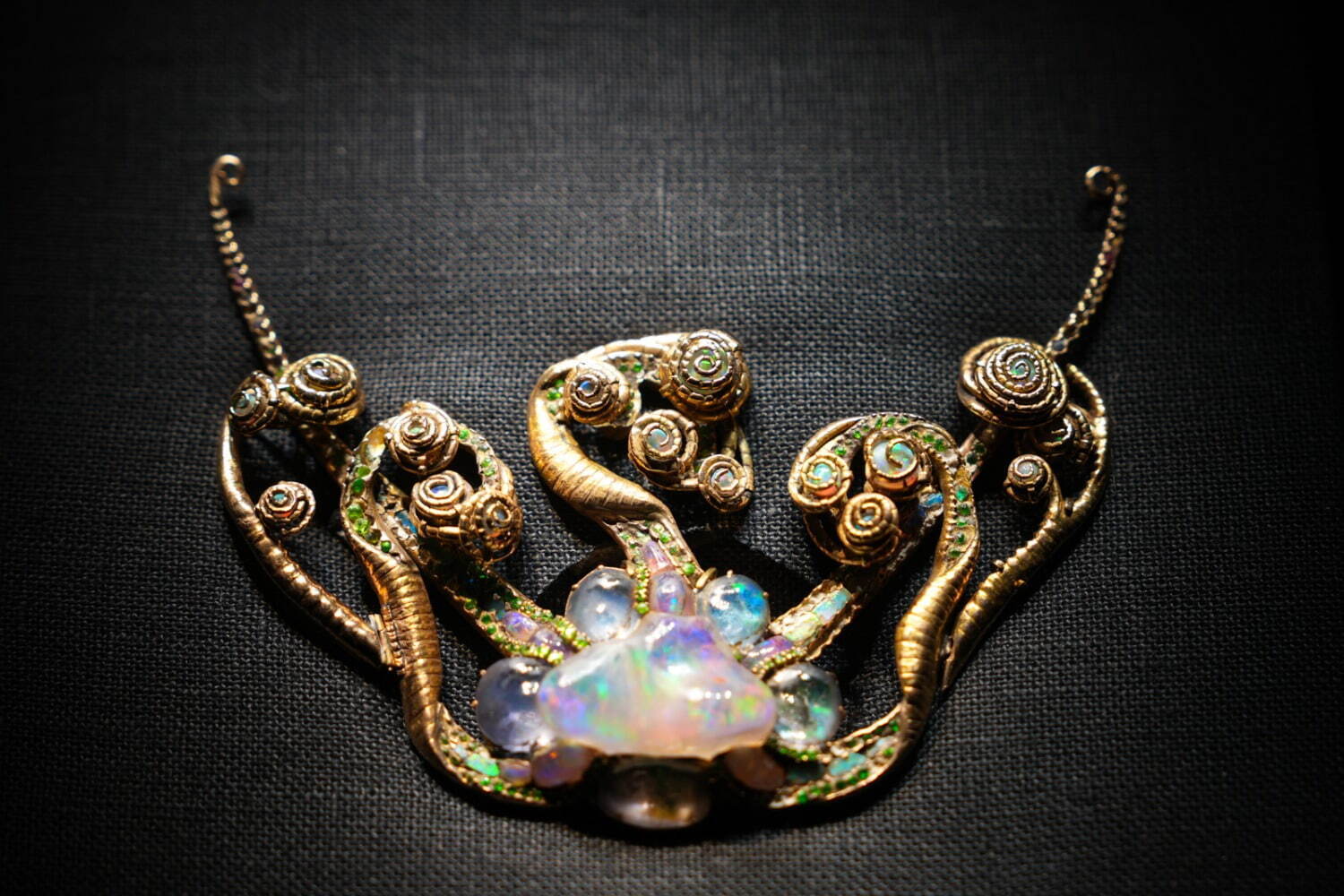 ティファニーの創造の歴史を追う展覧会「ティファニー ワンダー