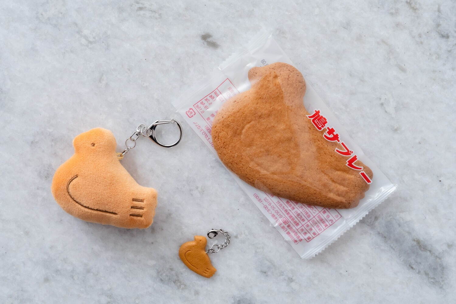 豊島屋「鳩サブレー」がふんわりクッションに、「鳩ッション」大小2