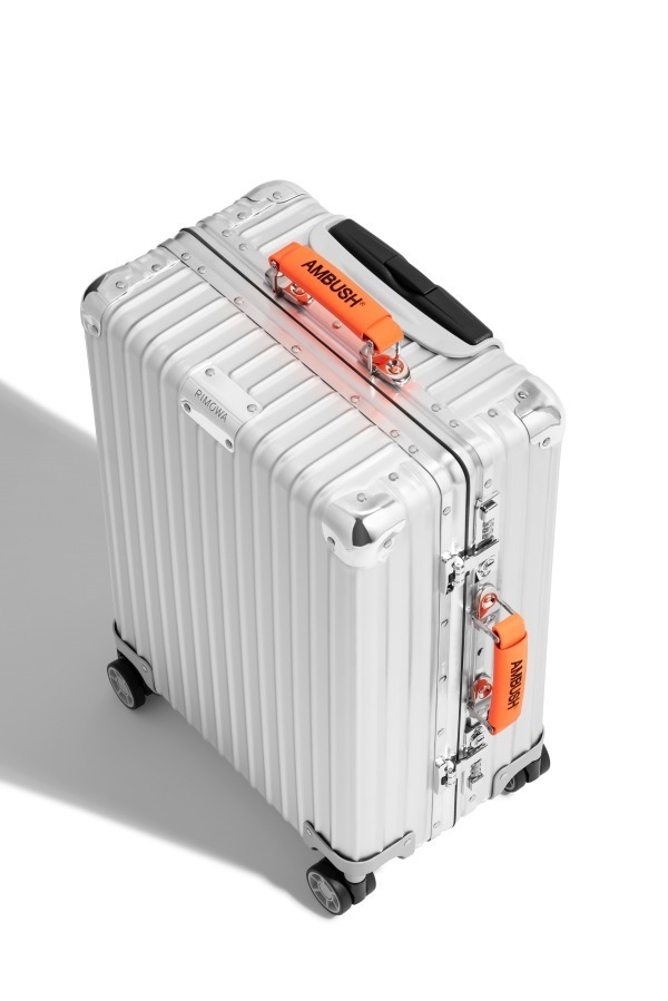 リモワ×アンブッシュ、オレンジレザーのラゲージハンドル＆タグ発売