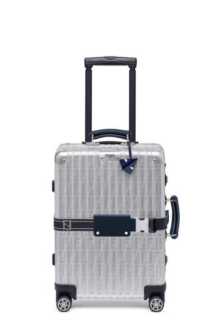 フェンディ×リモワ」コラボスーツケースに新色ブルー＆レッド、紙