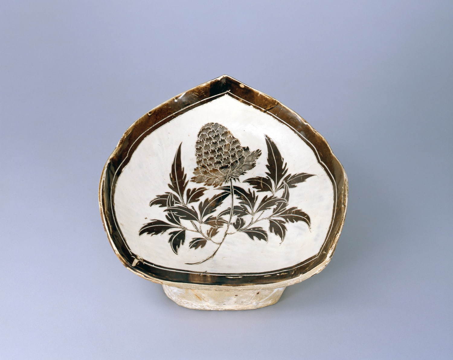 とし 中国陶磁器 磁州窯碗 黒い花柄の陶器 とし 中国陶磁器 磁州窯碗