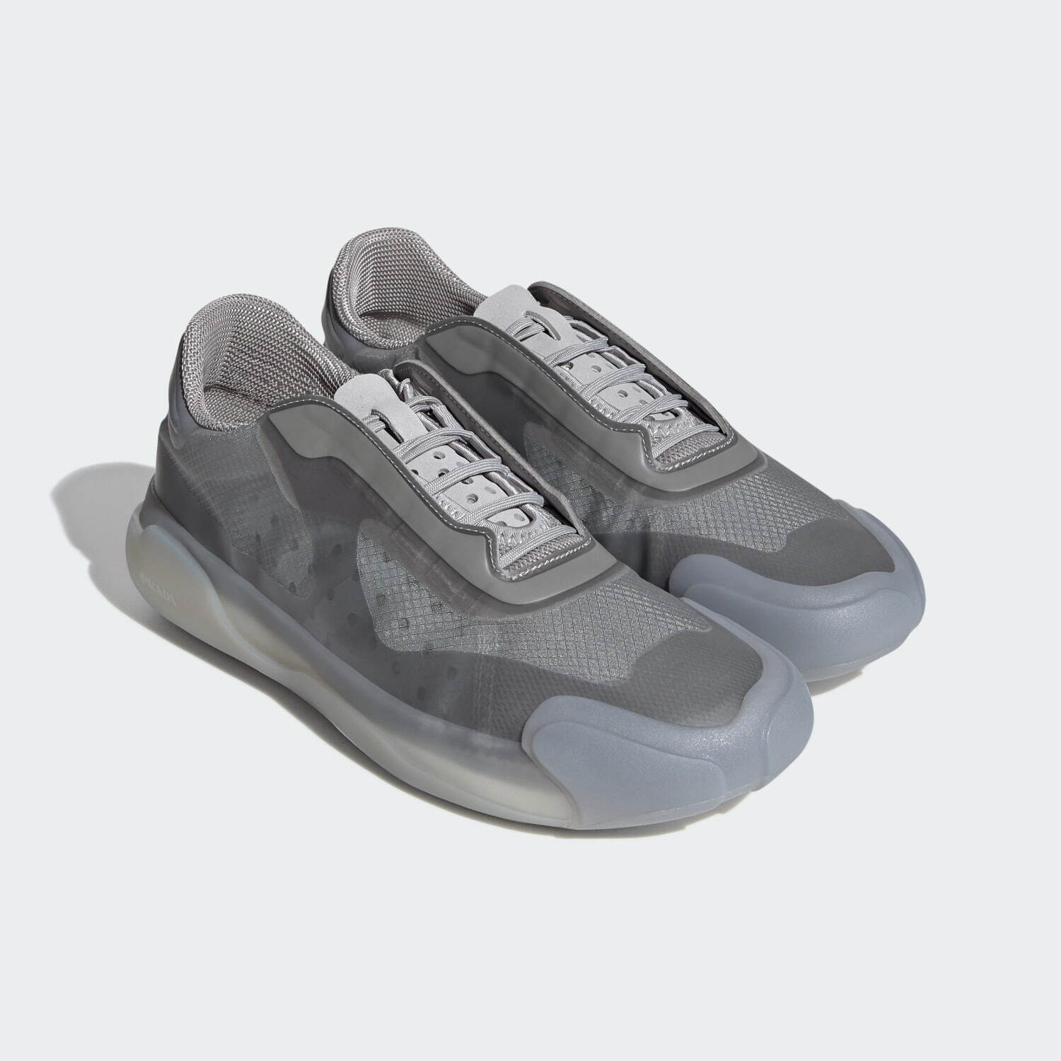 プラダ×アディダスのコラボスニーカー「A+P ルナ・ロッサ 21」にグレー