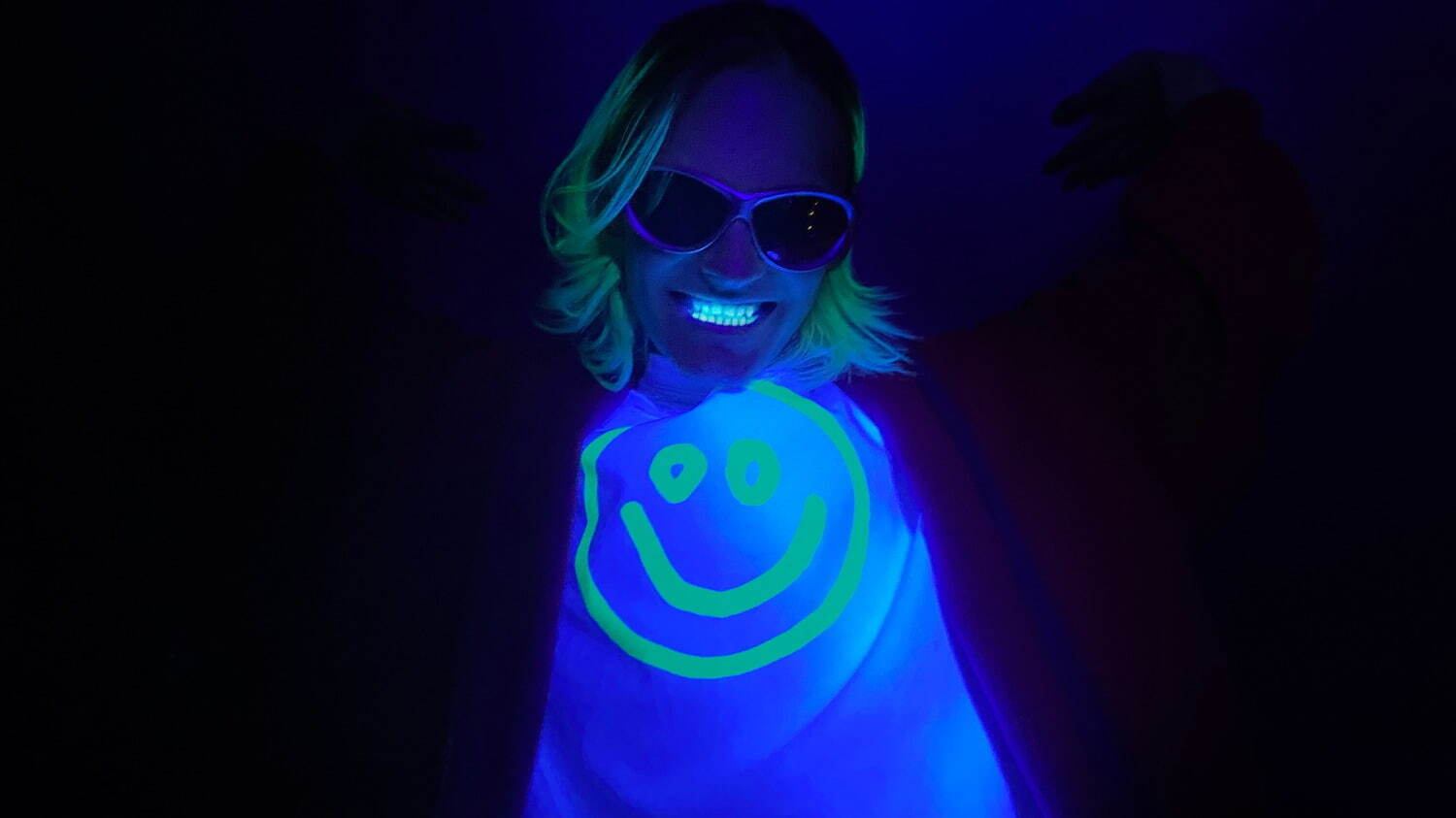 バレンシアガ新作“暗闇で光る”スマイリーフェイスTシャツ＆ベース