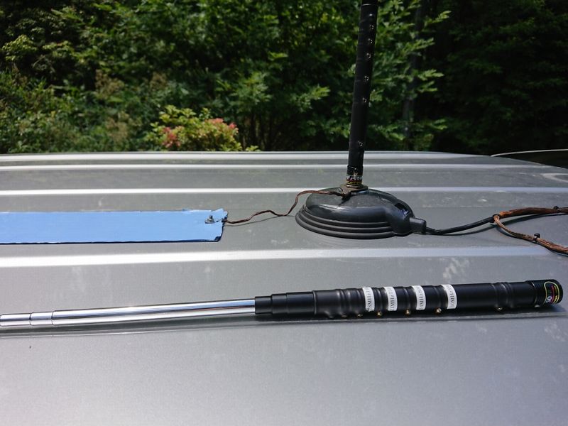 コメット製14MHzホイップ2本と某社のダイ ポールマウントです