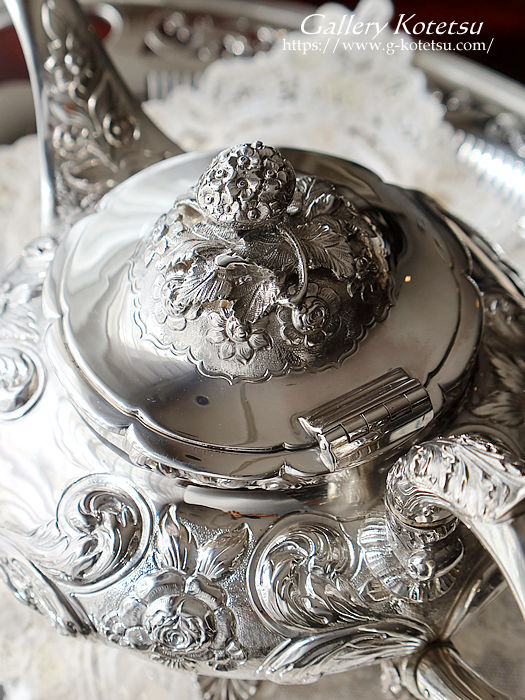 銀製の小皿 葉と花の模様 木箱付き 銀製の小皿 葉と花の模様 木箱付き