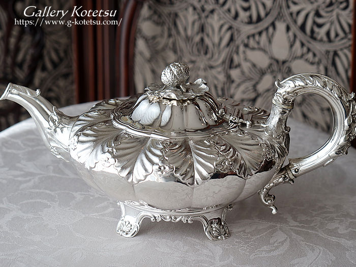 1970年央制作、イラン伝統彫金細工が楽器を奏でる人や花を刻む銀製