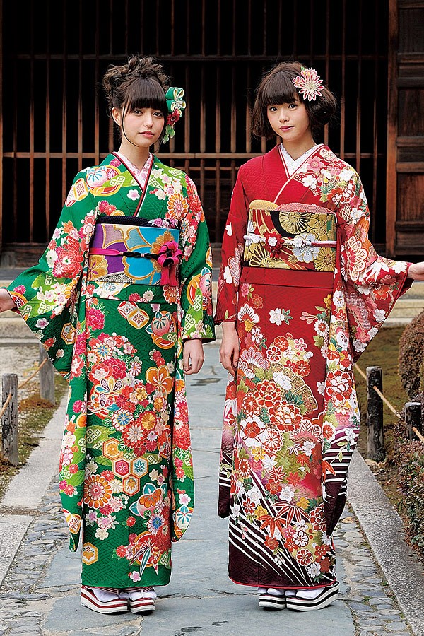 みどり地花の丸に吉祥文様【A-2906】写真左｜振袖ギャラリー｜浜松市で