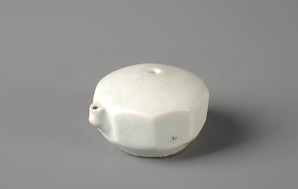 京都・鴨東古美術會 | 今月の紹介作品 |李朝白磁面取水滴