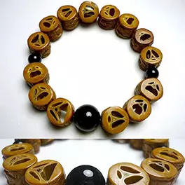 オリーブ楽割（ラクワリ）羅漢彫り 腕輪 ブラックオニキス仕立ての通販