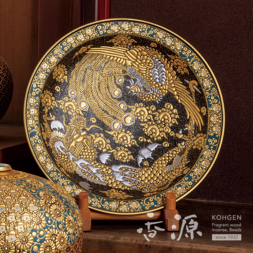 九谷焼 飾り皿 大皿 直径37.5㎝ 牛色絵金彩松竹図 裏蝶図 武