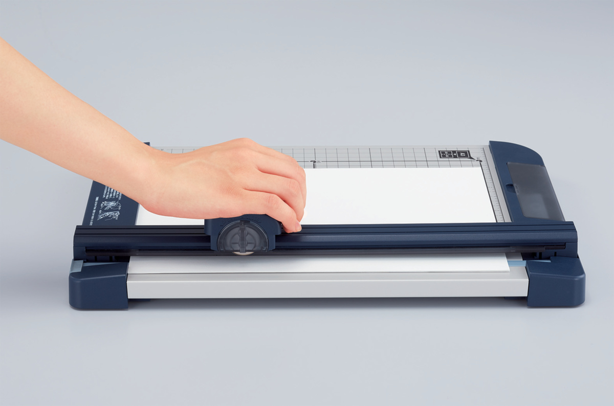 ペーパーカッター本体(10枚切り・A4・チタン加工刃搭載)｜文具｜コクヨ