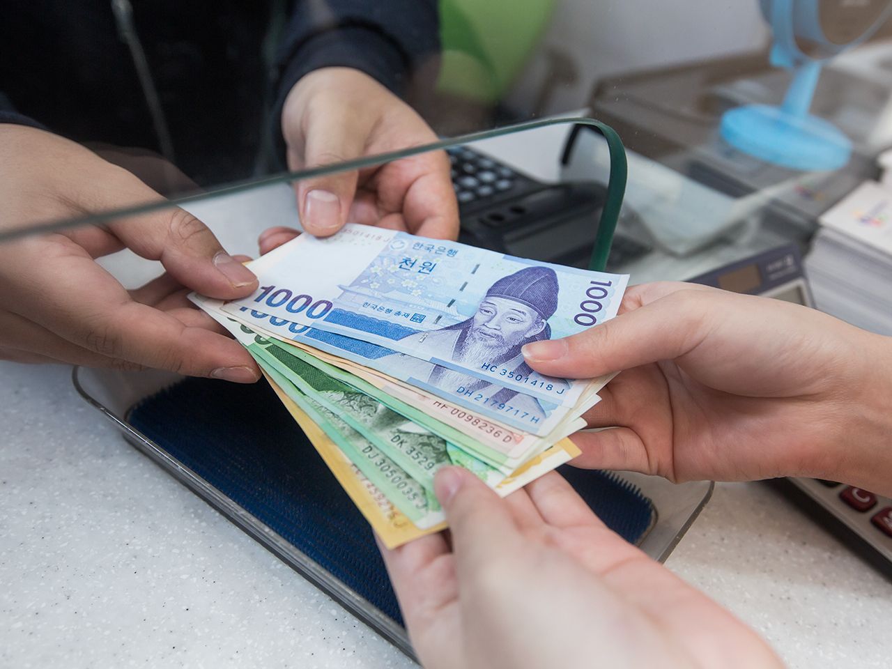 현찰(ヒョンチャル)=「現金」 | 今日の韓国語｜韓国旅行「コネスト」