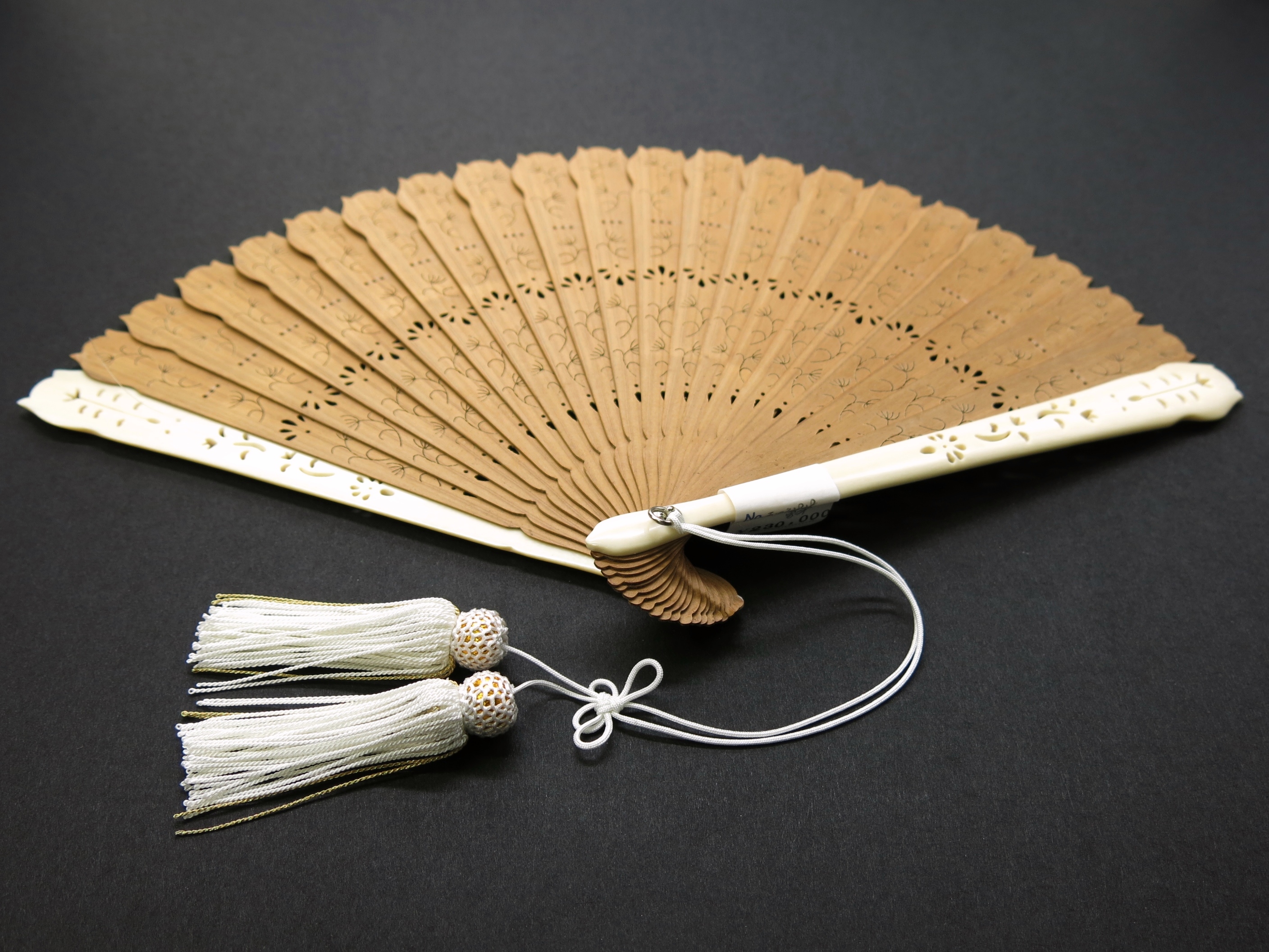 白檀象牙扇子2017-3｜透かし彫り白檀×親骨象牙｜希少贅沢 | べっ甲