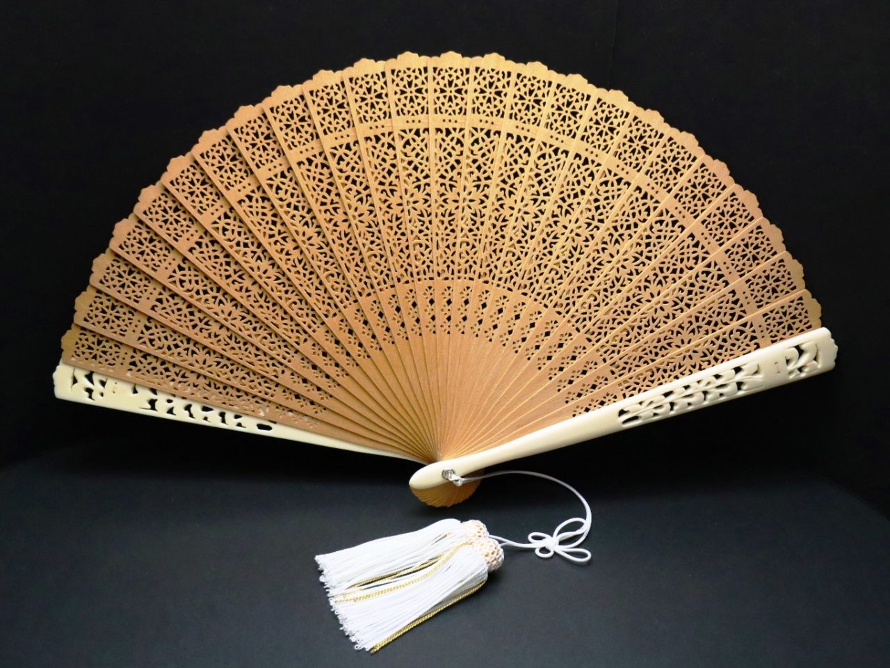白檀象牙扇子（6寸5分）2020・2種｜アロマ香る希少な白檀扇子に