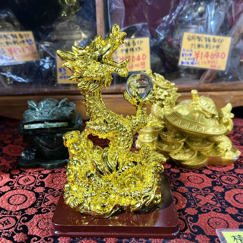 横浜中華街で探す「龍」 中国雑貨店「老維新」の「金ぴか 昇龍置物