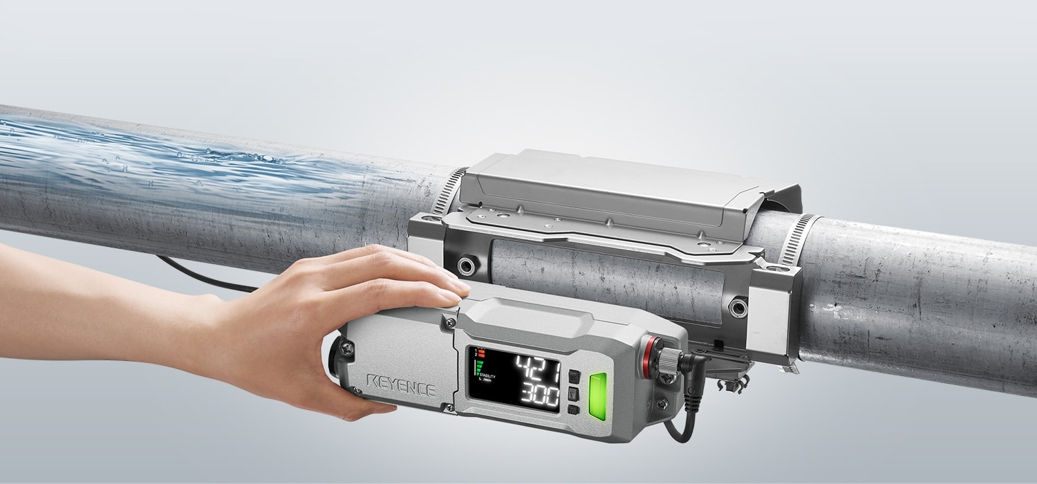 配管に挟み込むクランプオン式流量センサー、電源ケーブルセットキーエンス