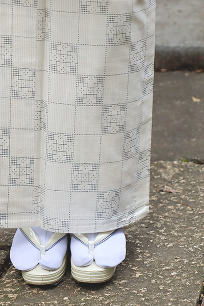 銀座【着物3447】本場白大島紬 単衣 絣幾何文 (反端 証紙付) – 銀座