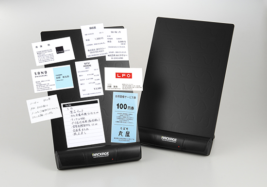 ピンなどを使わず、静電気の力で紙類を掲示できる電子吸着ボード