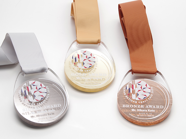 銀製メダル 2004年製 花のデザイン 銀製メダル 2004年製 花のデザイン