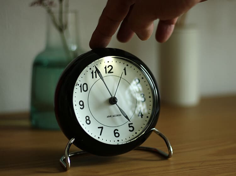 アルネ・ヤコブセン STATION（ステーション） テーブルクロック｜北欧