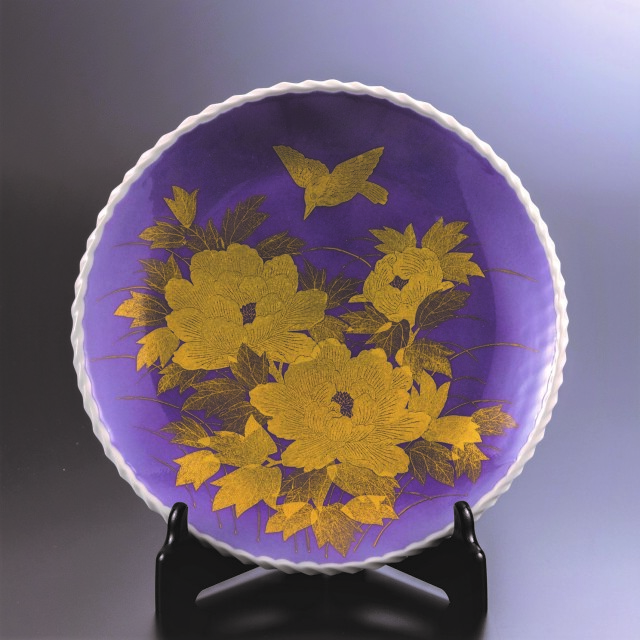 飾皿（10号） 釉裏金彩牡丹文（紫） [ 人間国宝 吉田美統 ]