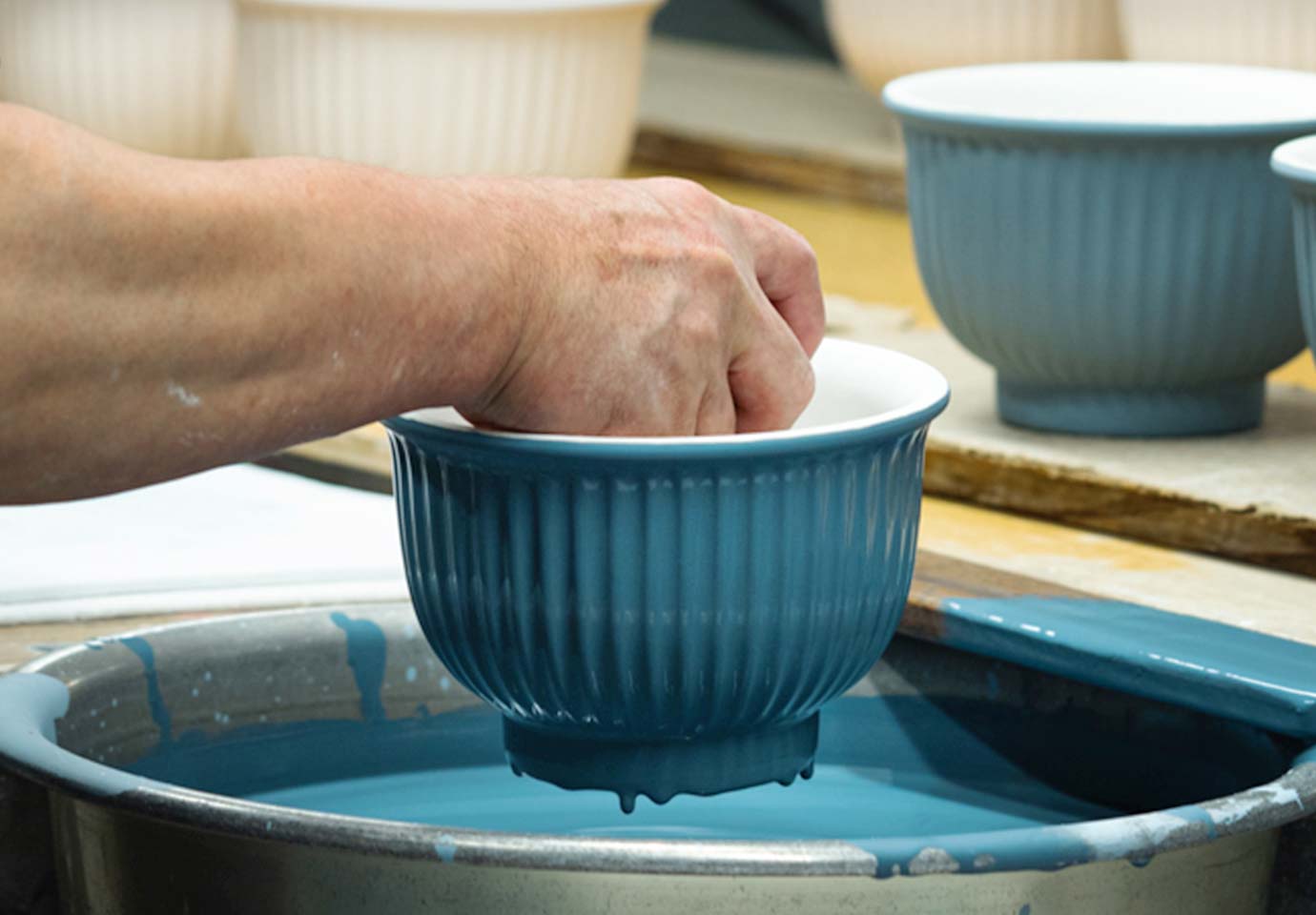 茅乃舎別誂え 深川製磁製 しのぎ深丼 青磁｜茅乃舎(かやのや)｜久原本