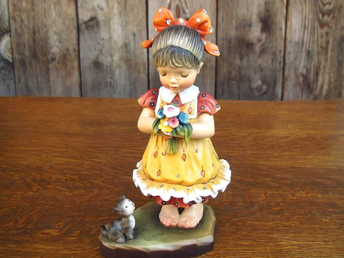 アンティーク 木彫り プレゼントを持った女の子 子犬 少女 木彫り人形